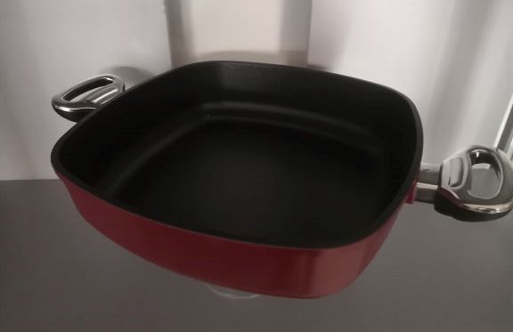 titanové nádobí baf gigant new line - hranatá pánev 28x28x7 z červené edice